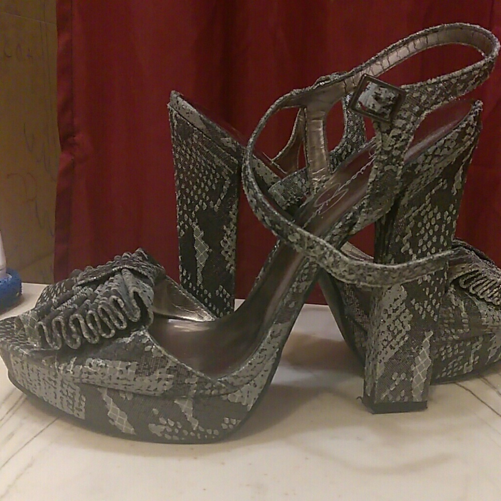 Jessica Simpson snake skin heels😍